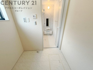 洗濯物の仕分け作業がしやすく、整理整頓が容易になります。洗濯音や湿気を他の部屋に持ち込まず、生活環境を快適に保ちます。上部を活用すれば収納スペースを確保でき洗剤や洗濯用品の整理もしやすくなります。