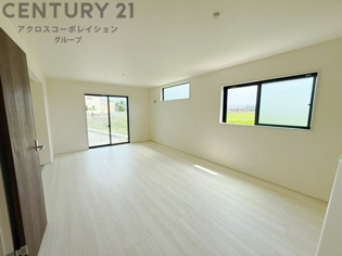 キッチン前のダイニングスペース　カウンターキッチンから料理の受け渡し等に便利です。ダイニングセットを置いても十分な広さを確保。