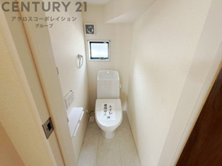 温水洗浄便座付トイレは温水洗浄機能により、暖かい水でおしりを洗浄することができ、冷たい水を使う従来の便座に比べ、温水洗浄機能で暖かいトイレを提供し、快適な使用を可能にします。