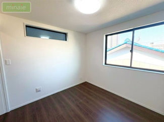 【洋室】 | ショッピングモール近く　食洗機付　LDK19帖　2号棟　浜町 | 現地（2026.02.15撮影）
シンプルモダンなデザインの洋室