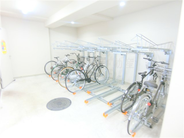 ブライズ蒲田EASTのその他共用部分|屋根付きラック式の駐輪場