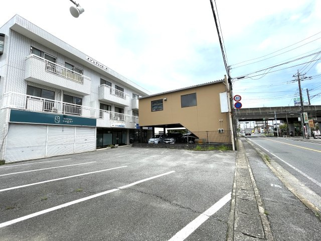 メゾンクレールMの駐車場