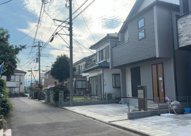 【前面道路含む現地写真】 | 住宅用の土地では前面道路に2m以上接していなければならないと法律で定められています。しかし、お持ちの車のサイズやライフスタイルなどにより、2mでは利便が悪い場合もございますので、事前に確認しましょう。