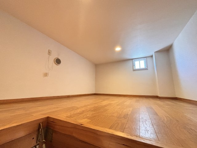 屋根裏収納は約5.5帖のスペースがあり窓や換気扇もあります。
季節物やアウトドア用品などの収納に困りません
