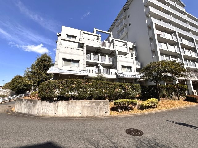 敷地面積約19000㎡、10棟全186戸のコミュニティ「レーベンスガルテン長池Ⅱ」
低層棟の最上階角部屋です　

