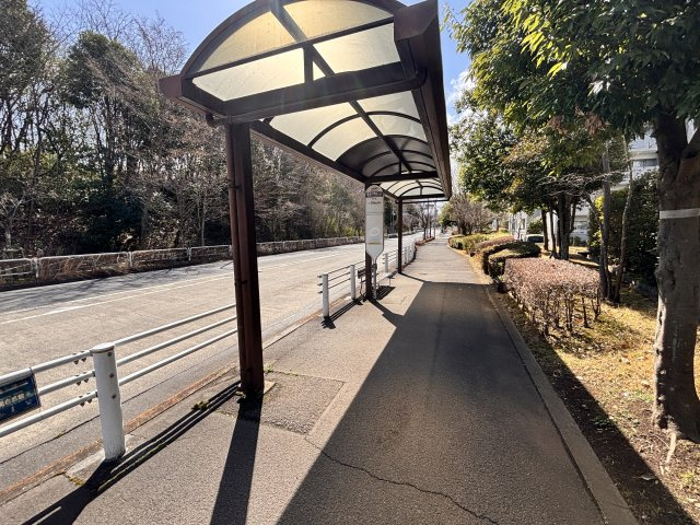 敷地すぐ近くのバス停から、京王堀之内駅と南大沢駅行きのバス便があり便利です