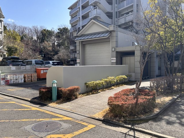 敷地内ゴミ置き場はドラム式で、可燃ごみを24時間出すことが可能です。