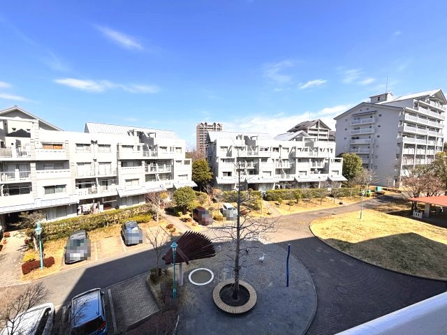 北側バルコニーからの眺め　通りから離れており閑静な環境です