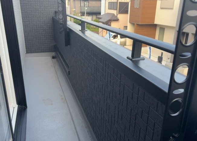 【バルコニー】 | バルコニーは、室外の専用スペースのうち、「屋根がなく開放された空間」であるものを指します。ベランダより広いタイプのものが多く、日当たりもよいため家庭菜園などを楽しみたい人にとって適した環境となります。