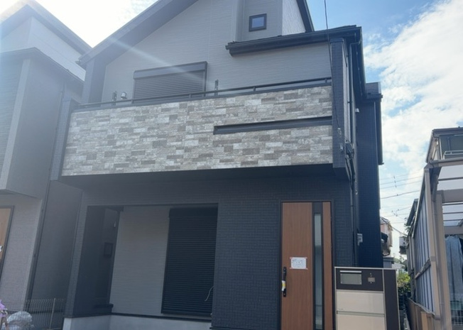 【外観】 | ついに完成致しました！現地をご見学に行く際は、道路の幅や周辺の交通量、施設などをご確認頂くことをおすすめします！物件の流れが早いため、内見をしたい方はお早めに当社営業までお問い合わせ頂きご予約下さい！