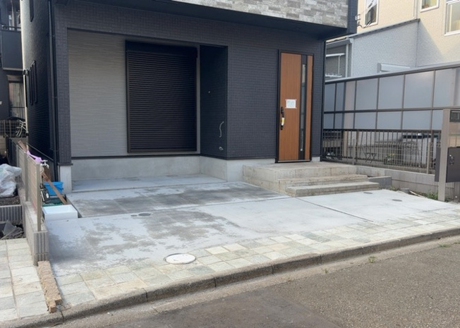 【駐車場】 | 駐車場と明記されていても、最小スペースでつくられた駐車場だと大型車は駐車できなかったり、出入りしにくくなったりする可能性があります。お車のサイズと購入したい物件の駐車場のサイズを現地で確認しましょう。