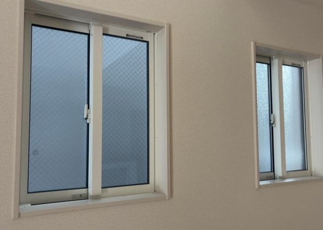 【内装】 | サッシとは、ガラス窓に使用される金属製の窓枠のことです。一般的に住宅建築では、金属製建具工事の段階で備え付けるもので、ガラス類や玄関、バスルームのスチール製のドアなどと同じタイミングで工事を行います。