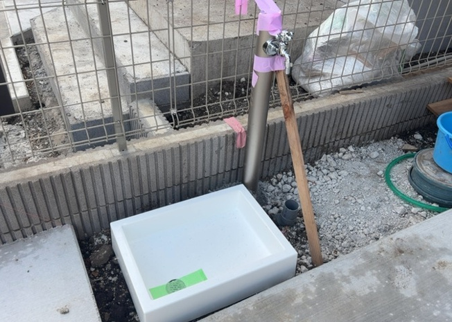 【設備】 | 敷地内には、散水栓や立水栓があります。水道水を直接利用できるため、水を運ぶ手間を省くことが出来ます。大量の水を必要とする洗車作業や清掃などに役立ちます。その他設備とあわせて、現地でご確認ください。
