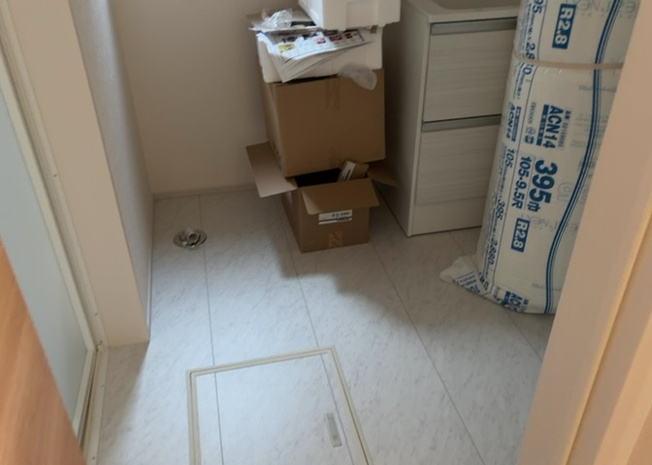 【脱衣所】 | 多くの戸建て住宅で見かける洗面脱衣所は、洗面台と洗濯機が2畳ほどのスペースに並べられていて、洗面所が脱衣所を兼ね備えている間取りが一般的です。お客様が利用することもある、パブリックな空間でもあります。