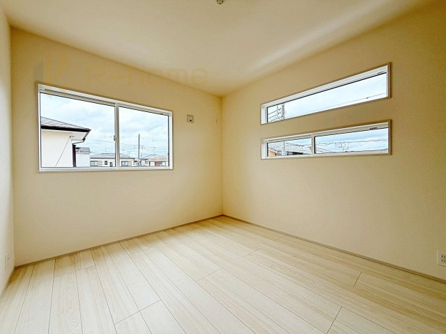 牛久市南5丁目5期　新築戸建て　1号棟の洋室|2面窓の風通しの良い洋室です♪差し込む暖かな陽当たりで、室内がくつろげる空間に早変わりです♪