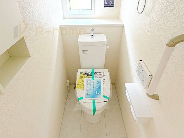 牛久市南5丁目5期　新築戸建て　1号棟のトイレ|温水洗浄便座付きのトイレ。
トイレが２ヵ所設置で朝の忙しい時間でも安心です。