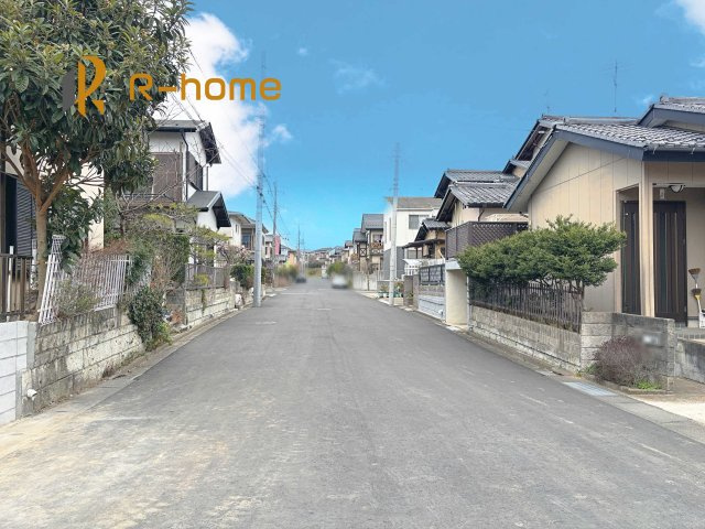 牛久市南5丁目5期　新築戸建て　1号棟の前面道路含む現地写真|『今から見たい！』大歓迎です♪
お気軽にＲ－ｈomeまでお問い合わせください。