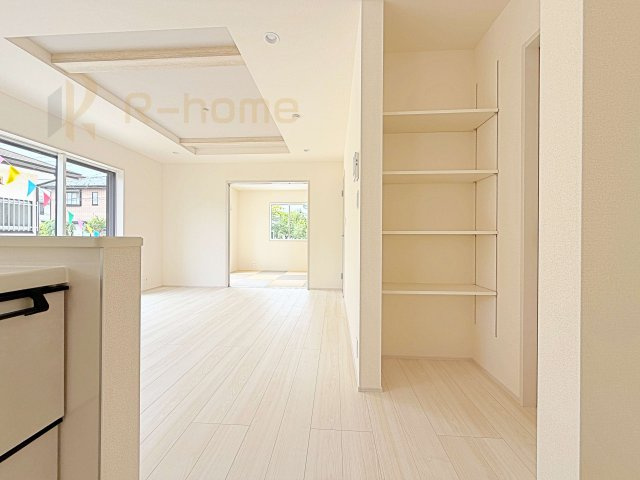 牛久市南5丁目5期　新築戸建て　1号棟の収納|便利な4段の可動棚！リビングやキッチン周りがスッキリ片付きます♪