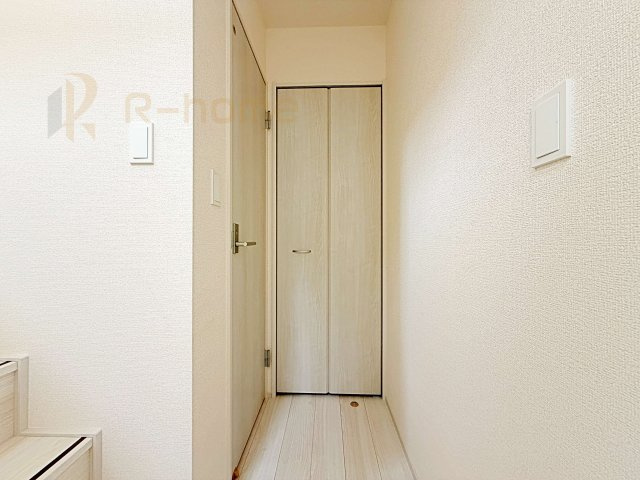 牛久市南5丁目5期　新築戸建て　1号棟の収納|掃除用具などの収納に便利なホール収納！家族で活用できる便利な収納スペース♪