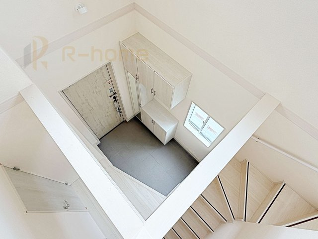 牛久市南5丁目5期　新築戸建て　1号棟の玄関|上部吹き抜けの開放的な玄関！明るい自然光が差し込みます♪
