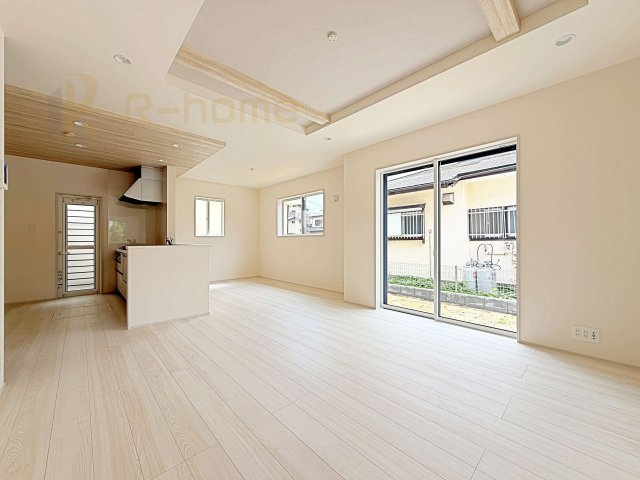 牛久市南5丁目5期　新築戸建て　1号棟の居間・リビング|広くて明るいＬＤＫ♪ ゆったりくつろげるリビングスペースで、ご家族皆様の笑顔が溢れます。