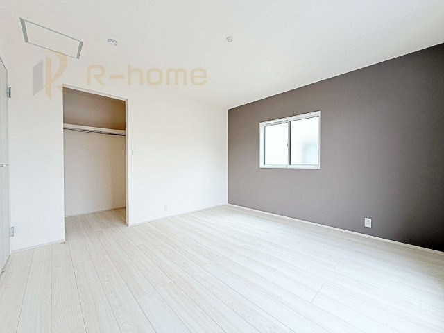 牛久市南5丁目5期　新築戸建て　1号棟の洋室|アクセントクロスが映える2階洋室！収納便利なウォークインクローゼット付き♪