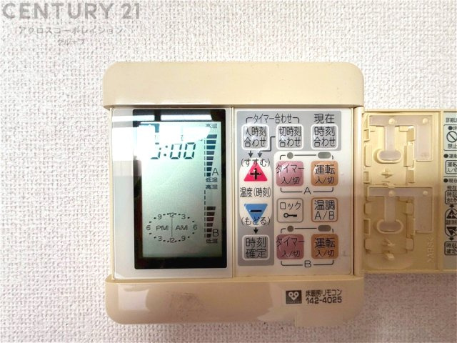 ガス式床暖房は、効率的な暖房システムであり、床からの温かさが快適な環境を提供します。床全体が均一に暖まり足元からの暖かさが感じられます。また空気の循環が少ないため、ホコリやアレルゲンの拡散を抑えます。
