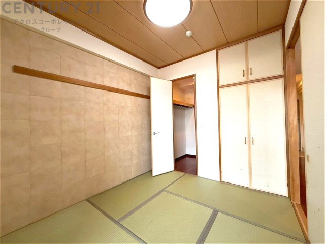 リビング横の和室スペースはリビングと続きで利用してもデザイン性のとれる洋風和室になります。やっぱり一室は欲しい和室は客間や小さなお子様の寝かせ付けなどにも便利です。