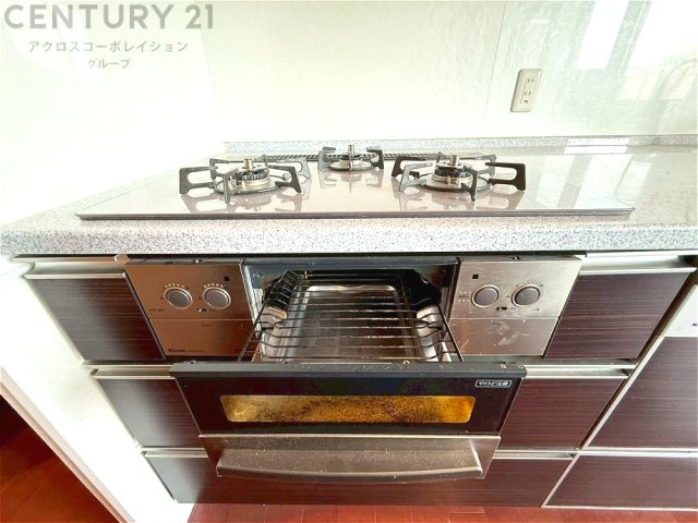 多数の調理器具を同時に使用でき、料理の効率化が可能。省エネで節約になり、様々な料理スタイルに適応できます。また、火力調整が独立しており、手入れや掃除もしやすく、今よりもっとお料理が楽しくなるかも。