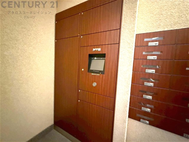 宅配ボックスは荷物の受け取りや配達が便利で安全です。不在時でも荷物が確保され、盗難や損傷のリスクが減少。受け取り時間の柔軟性が向上。外出先からでも荷物の受け取りや預けが可能となります。