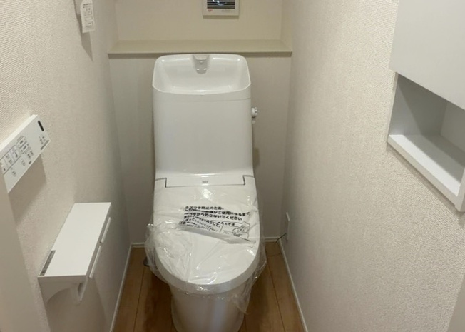 【トイレ】 | トイレは大きさや形、機能、抗菌性などが異なる多種多彩なタイプが各メーカーから出ています。それぞれに良さがあるため、事前にどういったタイプのトイレがいいのかをご家庭内で決めて、内見に行くといいでしょう。