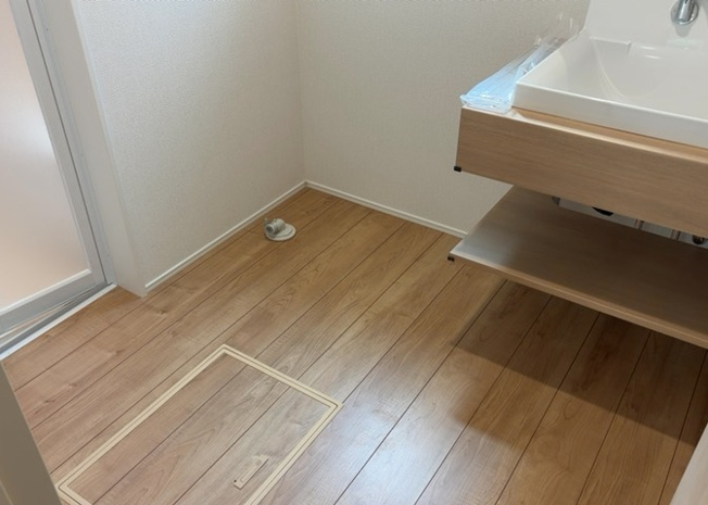 【脱衣所】 | 多くの戸建て住宅で見かける洗面脱衣所は、洗面台と洗濯機が2畳ほどのスペースに並べられていて、洗面所が脱衣所を兼ね備えている間取りが一般的です。お客様が利用することもある、パブリックな空間でもあります。