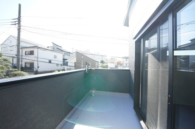 横浜駅1駅の利便性×落ち着いた住環境｜56坪超の新築戸建て★仲介手数料無料★のバルコニー|陽当たりの良いバルコニー空間。洗濯物がしっかり乾き、毎日の家事を快適にサポートしてくれます。