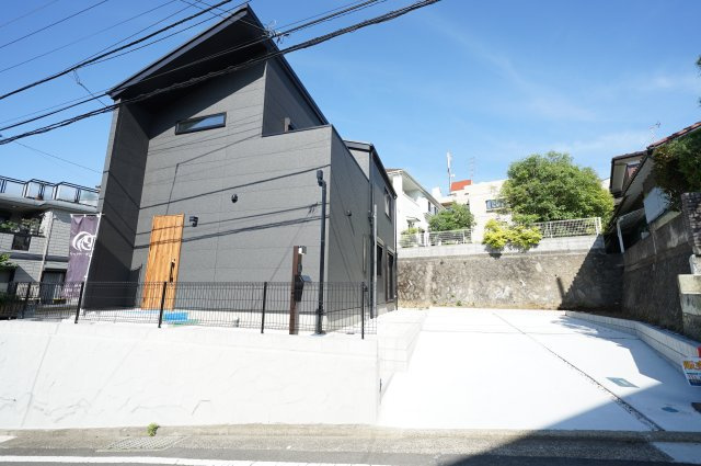 横浜駅1駅の利便性×落ち着いた住環境｜56坪超の新築戸建て★仲介手数料無料★の外観|ブラックを基調としたスタイリッシュな外観デザイン。シャープなフォルムが街並みに映え、存在感のある一邸に仕上がっています。