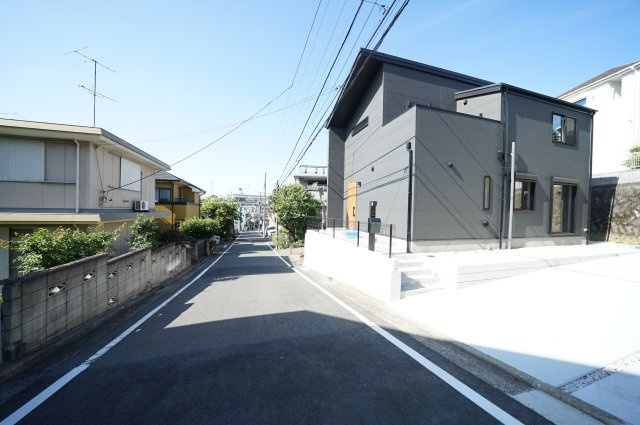 横浜駅1駅の利便性×落ち着いた住環境｜56坪超の新築戸建て★仲介手数料無料★の前面道路含む現地写真|前面道路は約6ｍのゆとりある幅員。車通りも比較的落ち着いており、駐車やお子様の乗り降りもしやすい住環境です。