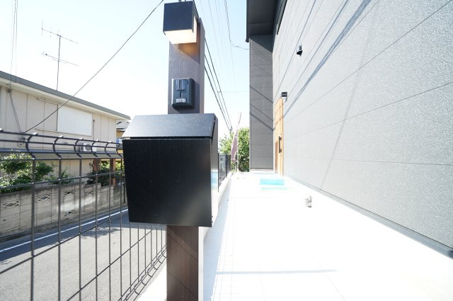 横浜駅1駅の利便性×落ち着いた住環境｜56坪超の新築戸建て★仲介手数料無料★の設備|ブラックカラーで統一されたスタイリッシュな機能門柱。住まいのデザイン性を高めながら、使い勝手にも配慮されています。