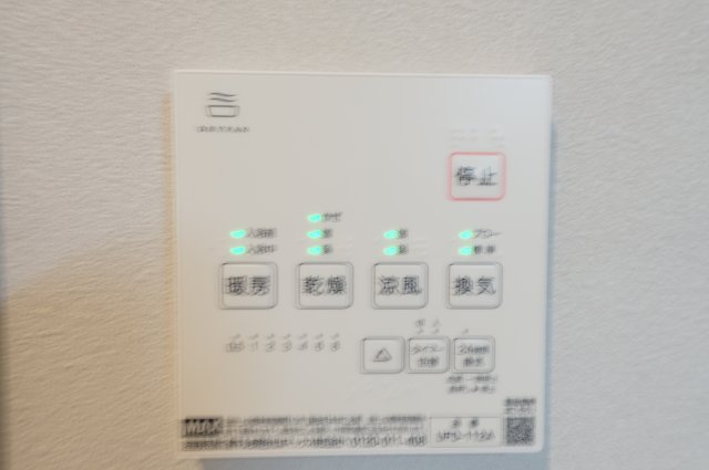 横浜駅1駅の利便性×落ち着いた住環境｜56坪超の新築戸建て★仲介手数料無料★の浴室|雨の日や花粉の時期でも安心の浴室乾燥機付き。 天候に左右されず洗濯でき、共働きのご家庭にも便利です。