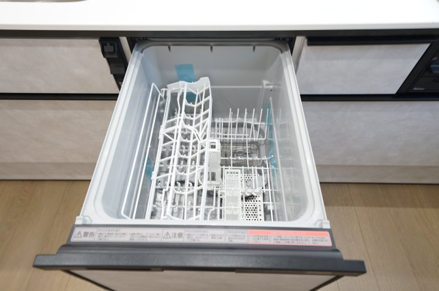 横浜駅1駅の利便性×落ち着いた住環境｜56坪超の新築戸建て★仲介手数料無料★のキッチン|家事の負担を軽減してくれる食洗機を搭載。 食後の片付けもスムーズで、家族との時間をしっかり確保できます。