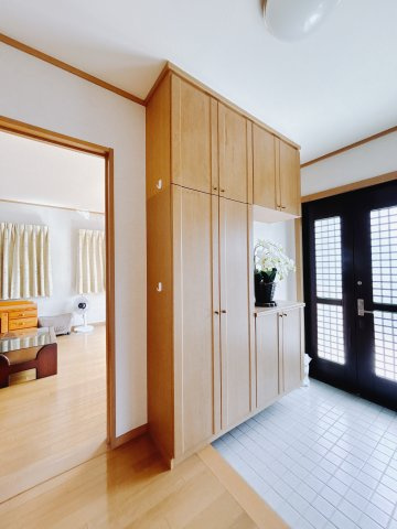 【中古戸建】前橋市茂木町の玄関|■玄関｜毎日の「いってらっしゃい」や「お帰りなさい」を大切なご家族と過ごす玄関は〈使いやすさ〉を追求しております。玄関横の物入は急な来客時でもさっとお片付けできるスペースを確保しています。