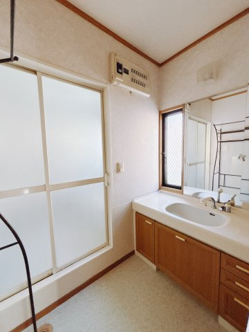 【中古戸建】前橋市茂木町の独立洗面台|■洗面室｜ゆとりのある洗面脱衣室ではお子様と並んで歯磨きもできるので一緒に成長を楽しめます♪ひろびろとした洗面室で、朝の準備も楽しくなります☆.*