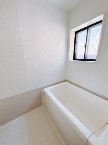 【中古戸建】前橋市茂木町の浴室|■浴室｜デザイン性に優れた浴室♪1日の疲れを癒す、ゆったりとしたバスタイムをぜひお過ごしください(*＾＾*)大きな窓付きで嬉しい♪