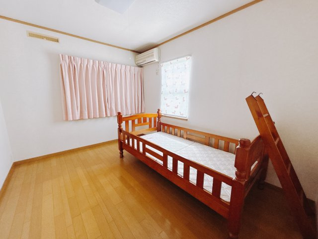 【中古戸建】前橋市茂木町の洋室|■2階洋室｜お子様の一人部屋にピッタリな洋室。木のぬくもりを感じるフローリングは、天然木の味わいが時とともに深みを増していきます。また、傷にも強く、フリーワックスでお手入れもラクラクです♪