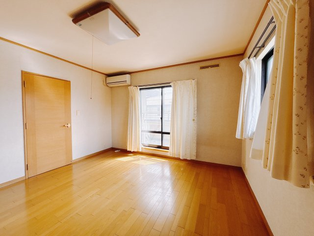 【中古戸建】前橋市茂木町の洋室|■2階洋室｜ナチュラルカラーの床です。模様替えなどとても楽しく工夫できます♪陽当たり、風通しもとても良いので毎日快適な生活スタートです！子供部屋にも良いですね♪