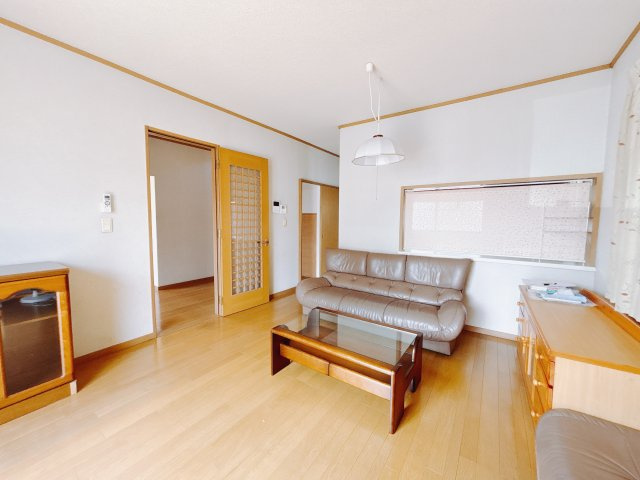 【中古戸建】前橋市茂木町の居間・リビング|■リビング｜陽当たり良好のリビングダイニング♪賃貸では叶わなかった、お友達とのホームパーティや大音量で映画やテレビを楽しむことができます(*^^*)