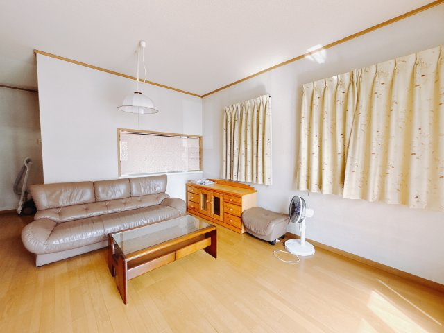 【中古戸建】前橋市茂木町の居間・リビング|■リビング｜落ち着きのある表情を見せるリビングダイニング。太陽の光がたっぷり差し込むリビングは、自然とご家族が集まる居心地の良い空間です。