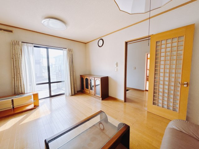 【中古戸建】前橋市茂木町の居間・リビング|■リビング｜木製で懐かしさのある家具やアンティーク調の小物に囲まれてレコードを流したり小説を読んだり…そんな心ときめく暮らしをしませんか？