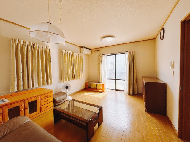 【中古戸建】前橋市茂木町の居間・リビング|■リビング｜大きい窓からあたたかいたっぷりの光が入ります♪開放的な空間で毎日をもっと快適に(*＾＾*)