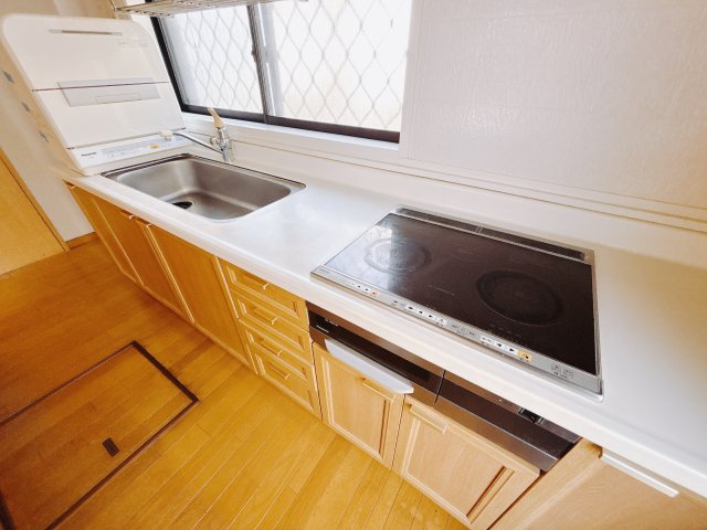 【中古戸建】前橋市茂木町のキッチン|■キッチン｜ワークトップ下には、圧力鍋やパスタ鍋などのかさばる調理器具もラクラク収納可能なスライド収納！ものが溢れがちなキッチン回りもスッキリきれいに管理ができます♪