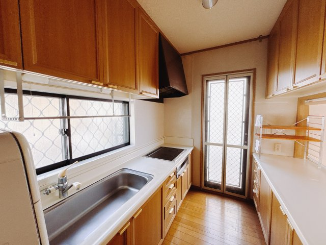 【中古戸建】前橋市茂木町のキッチン|■キッチン｜ワークトップの幅が広く、お子様といっしょにお料理をつくったり、ちょっとしたパーティーも楽しめます。フラットなのでお掃除がしやすいのもポイントです♪