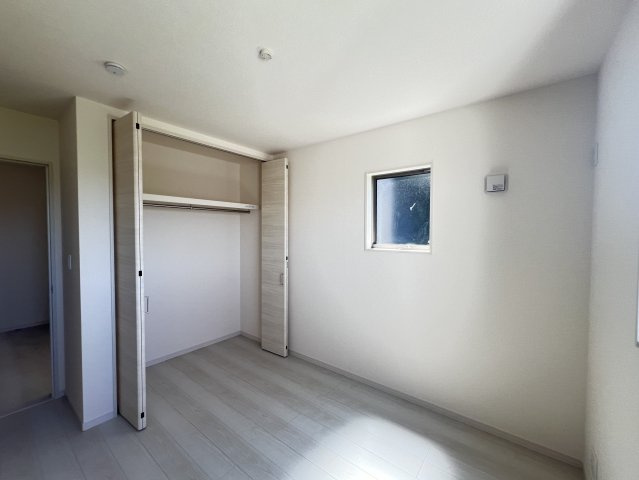 桜井市三輪　第10期全２棟の洋室|個人の部屋や寝室として使える洋室です　収納付き